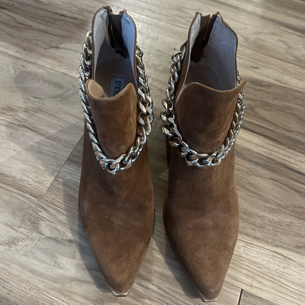 Vince Camuto Booties with gold chain 🍂